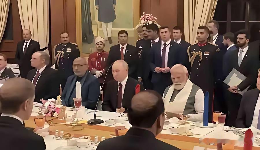 看着普京拿着叉子，对着那盘菠菜泥戳了又戳，愣是没敢下嘴。

那股劲儿，真不是恶心