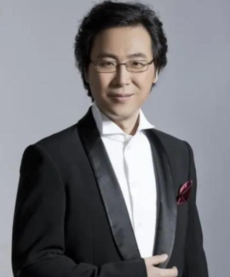 有一次，廖昌永演出成功结束后，美滋滋地回家了。妻子却对他冷言冷语，顿时他就懵了：
