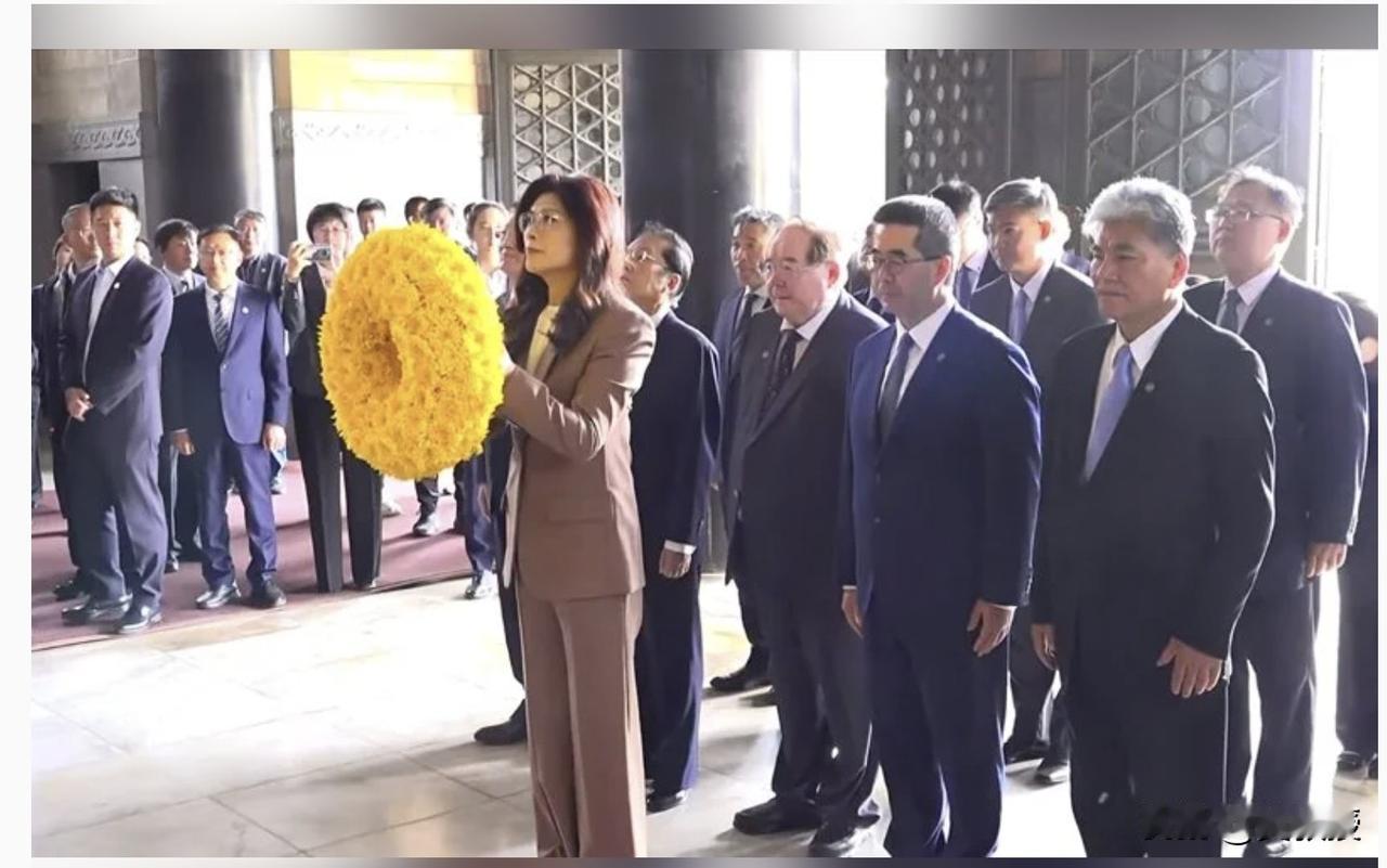 中国国民党主席
郑丽文
向中山先生献花