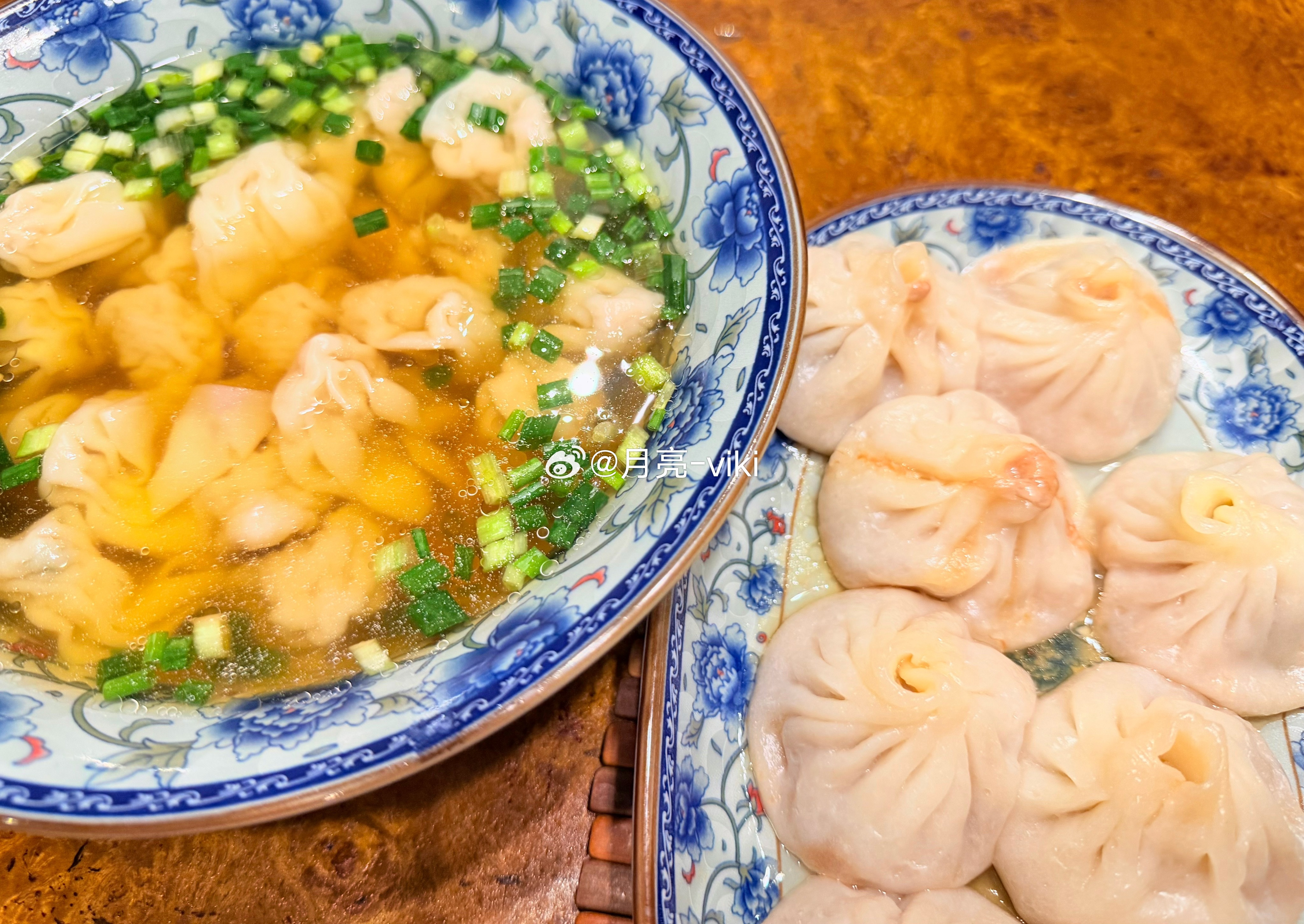 早餐 | | 鲜肉小馄饨🥄～汤包～🥢。元气满满的一天开始啦，早～上～好～岑先