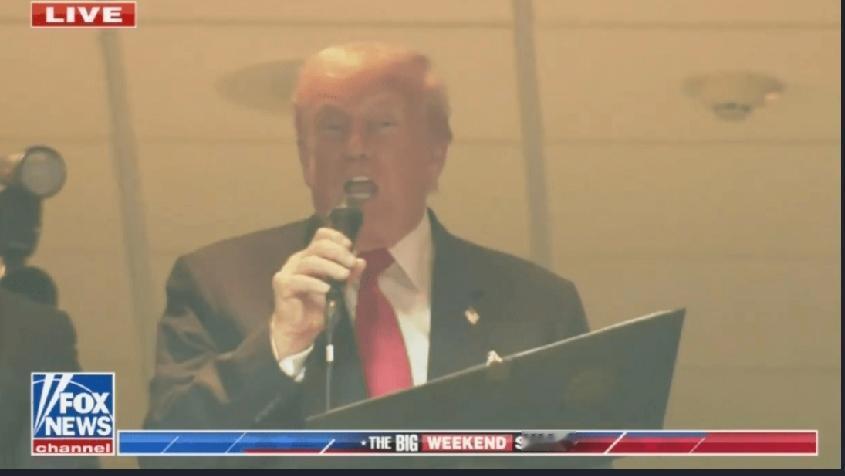 当地时间11月9日，美国总统特朗普现身美式足球联盟（NFL）华盛顿指挥官队主场对