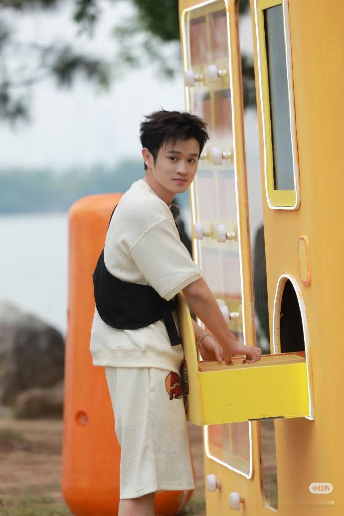 王勉你拍的是正经变装吗哈哈哈哈哈 十几秒的视频，开头像时尚大片，结尾像搞笑合集。