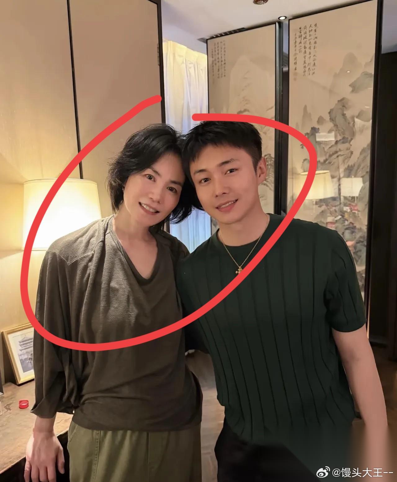 王菲，引发热议。 6月28日，57岁的王菲，冲上热搜，让人意外的是，一向高冷的王