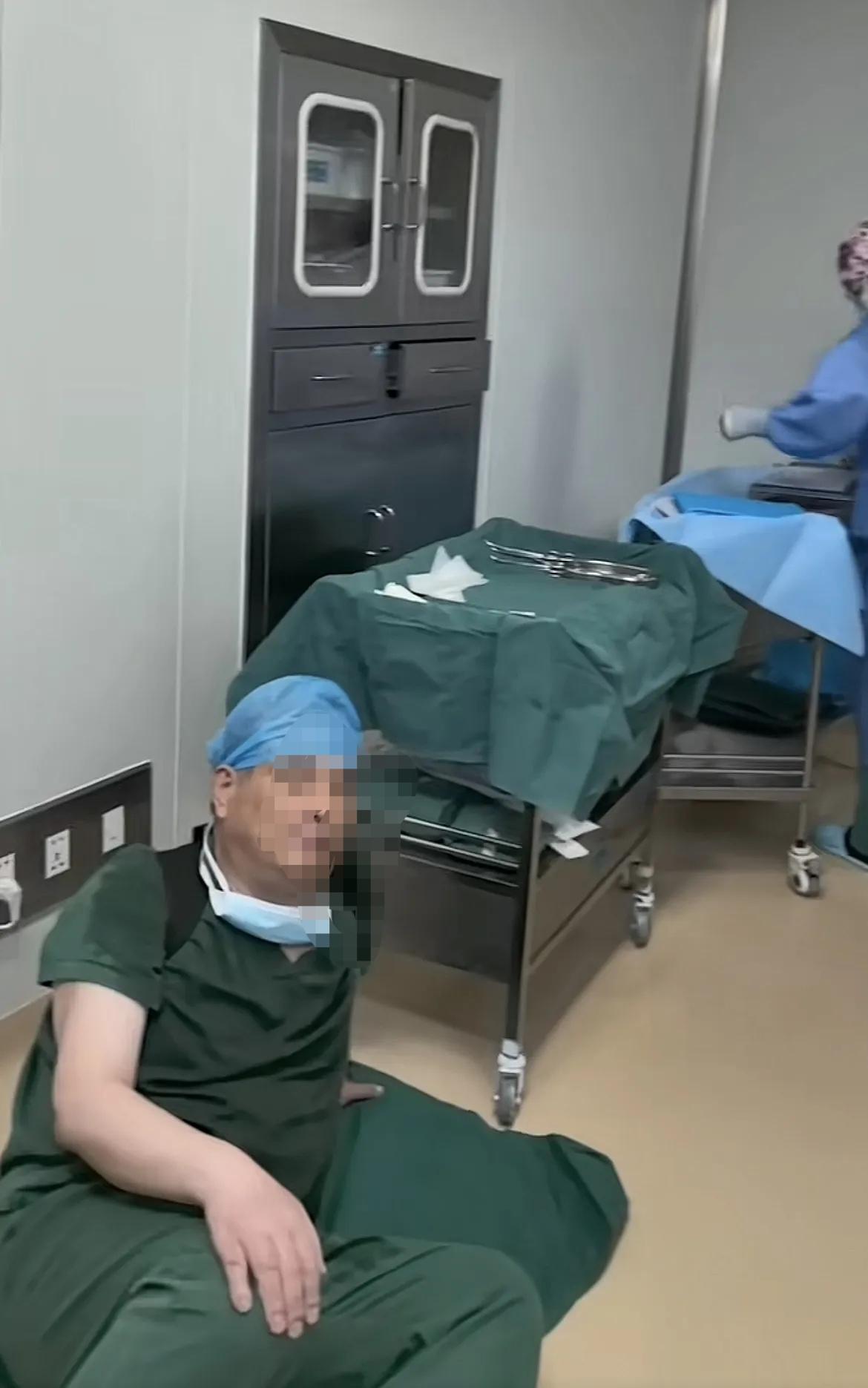 医生容易吗，反正是很辛苦，虽然不是风吹日晒，但也是没日没夜的加班。外科的医生怎么