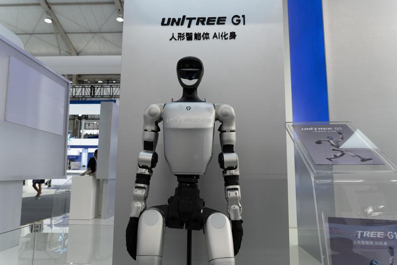 当地时间12月27日，特斯拉Cybertruck首席工程师转发的宇树G1机器人测