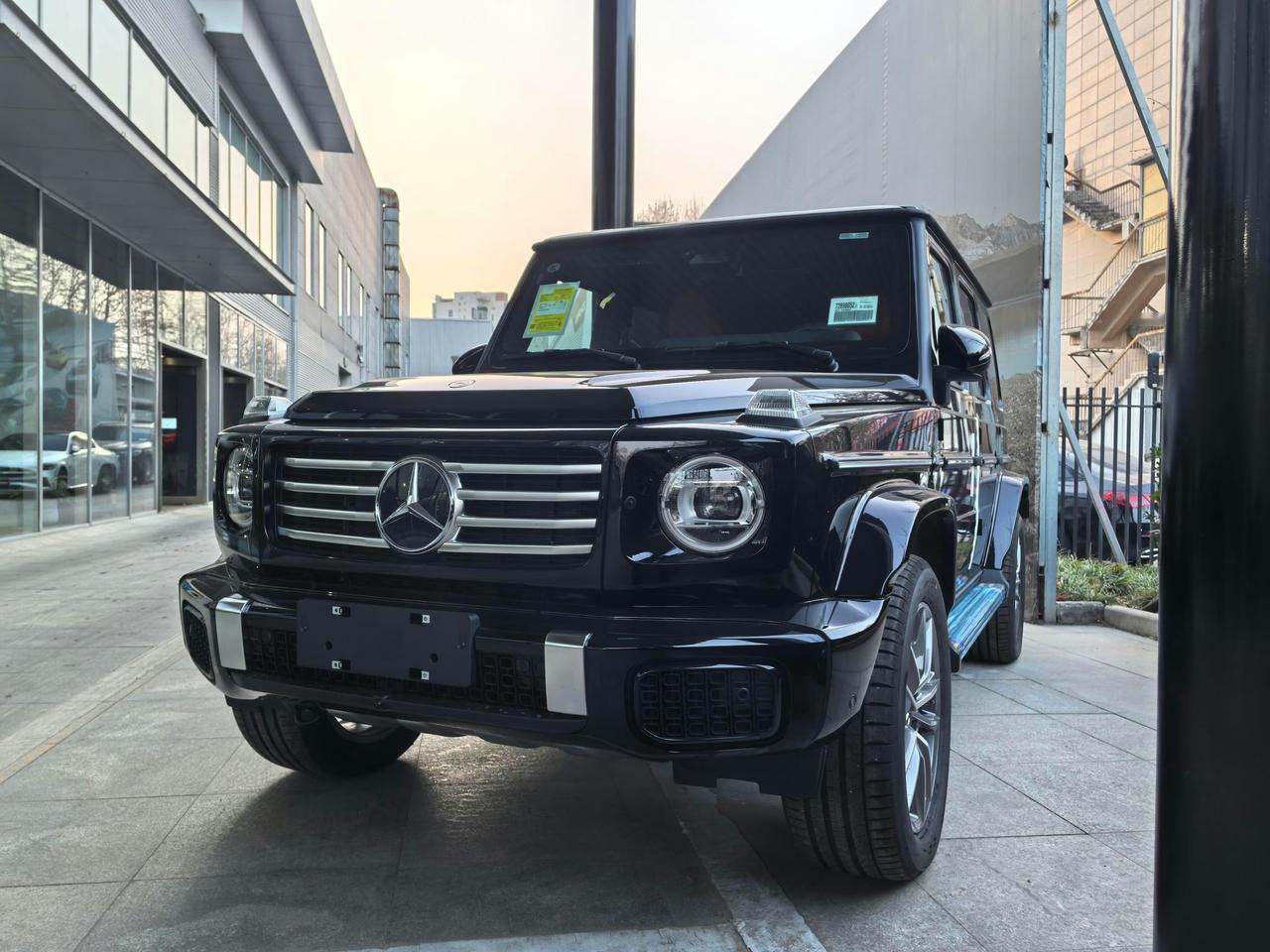 奔驰G500黑红配色配AMG运动套件，这黑红搭配经典得没话说，走在路上回头率直接