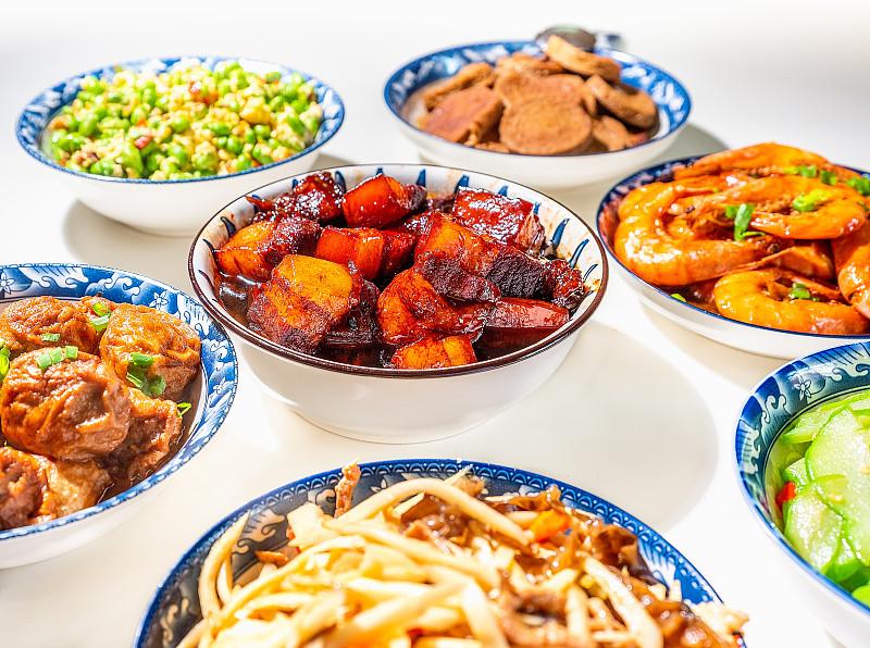 我是真觉得预制菜不适合长期端上家里的饭桌。
之前图省事囤了三款热门预制菜，鱼香肉
