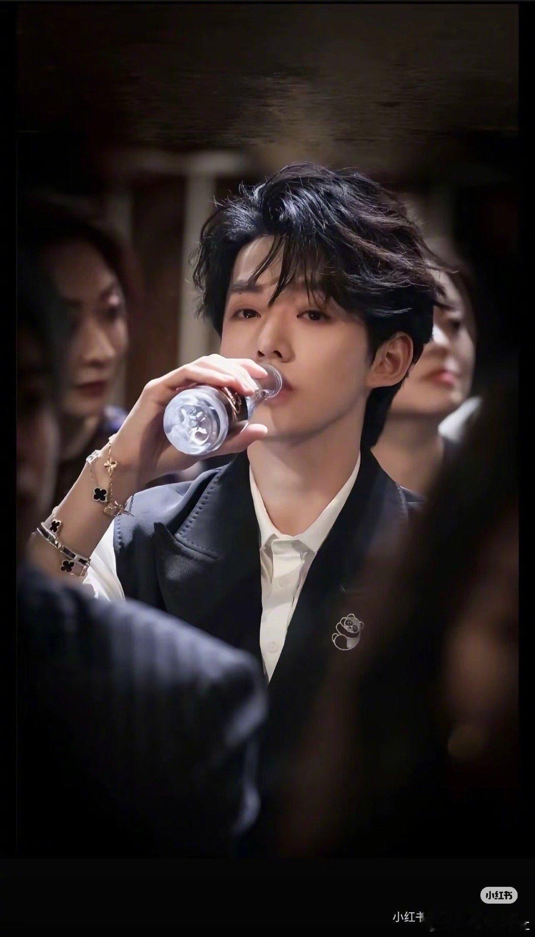 邓为哥哥喝水这一下好酷！｜邓为[心] ​​​