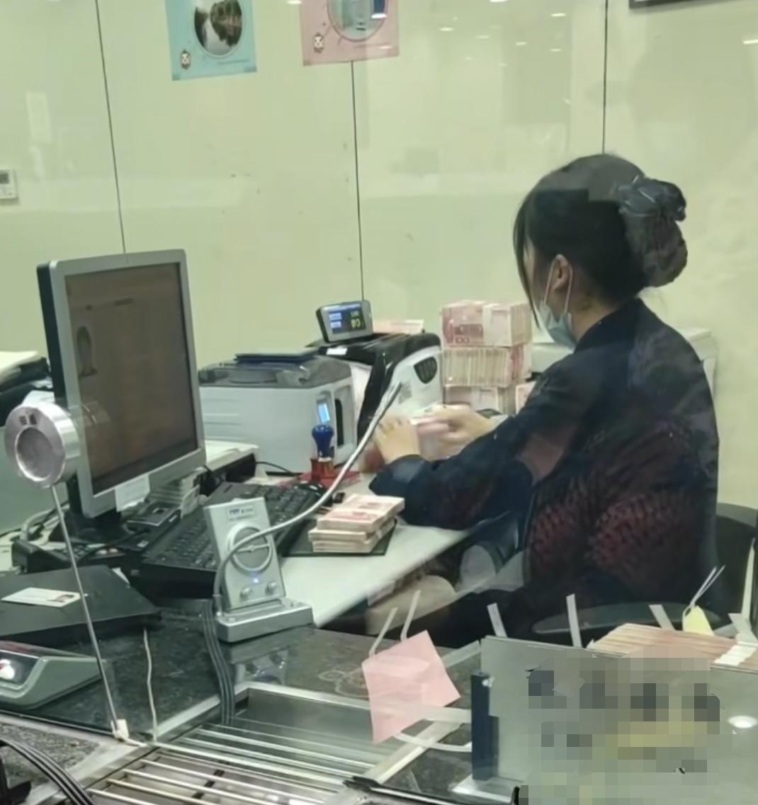 银行已经变天了


好心提醒大家一句！


​家人们！手里有5万以上现金的注意了