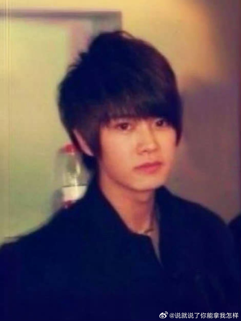 收到一张任嘉伦古早照片，好像飞轮海时期的台偶男主诶发型都一模一样