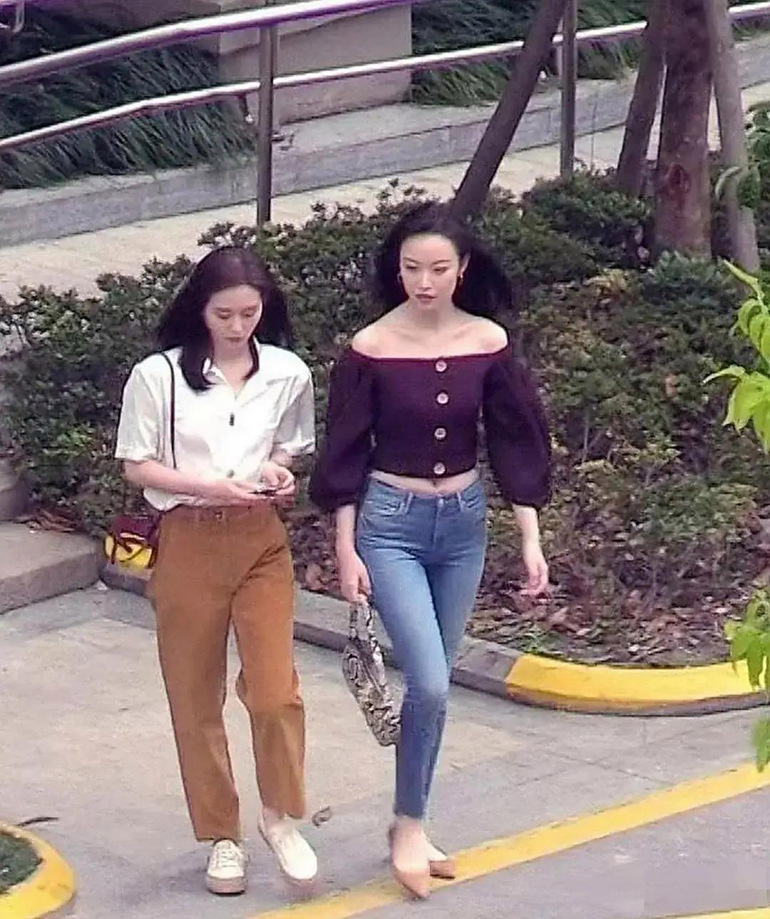 倪妮旧照，这也太美了，走在大街上，长发飘飘的她，是一道靓丽的风景线。

倪妮长得