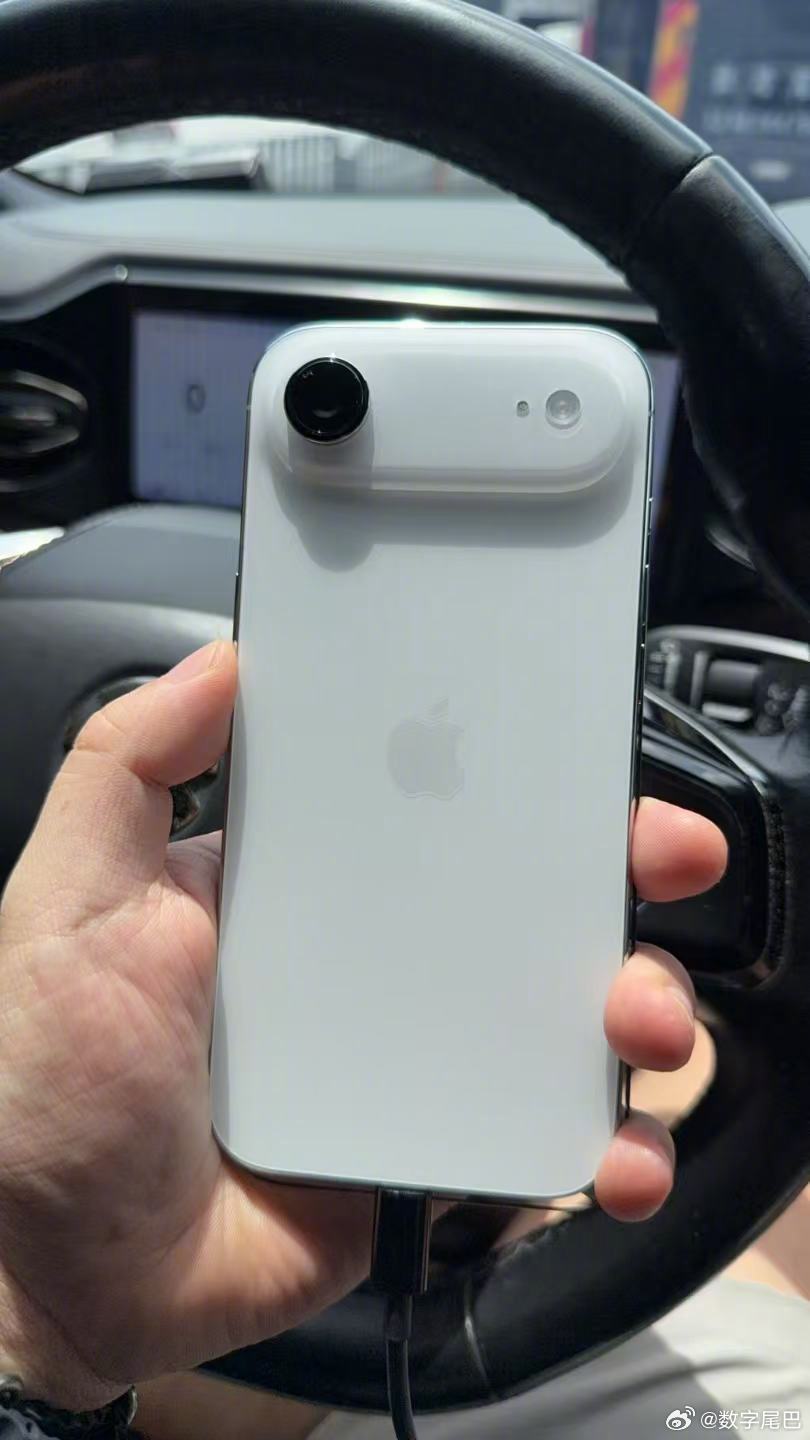 iPhone Air 刚出来的时候公司里我喷最狠，单摄像头，没长焦！续航拉垮，一