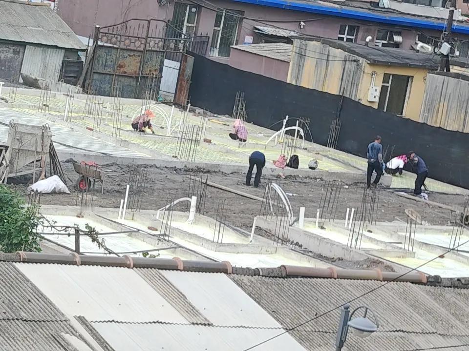 分享一张你工地上的照片这是什么，看看，铺装在地基上