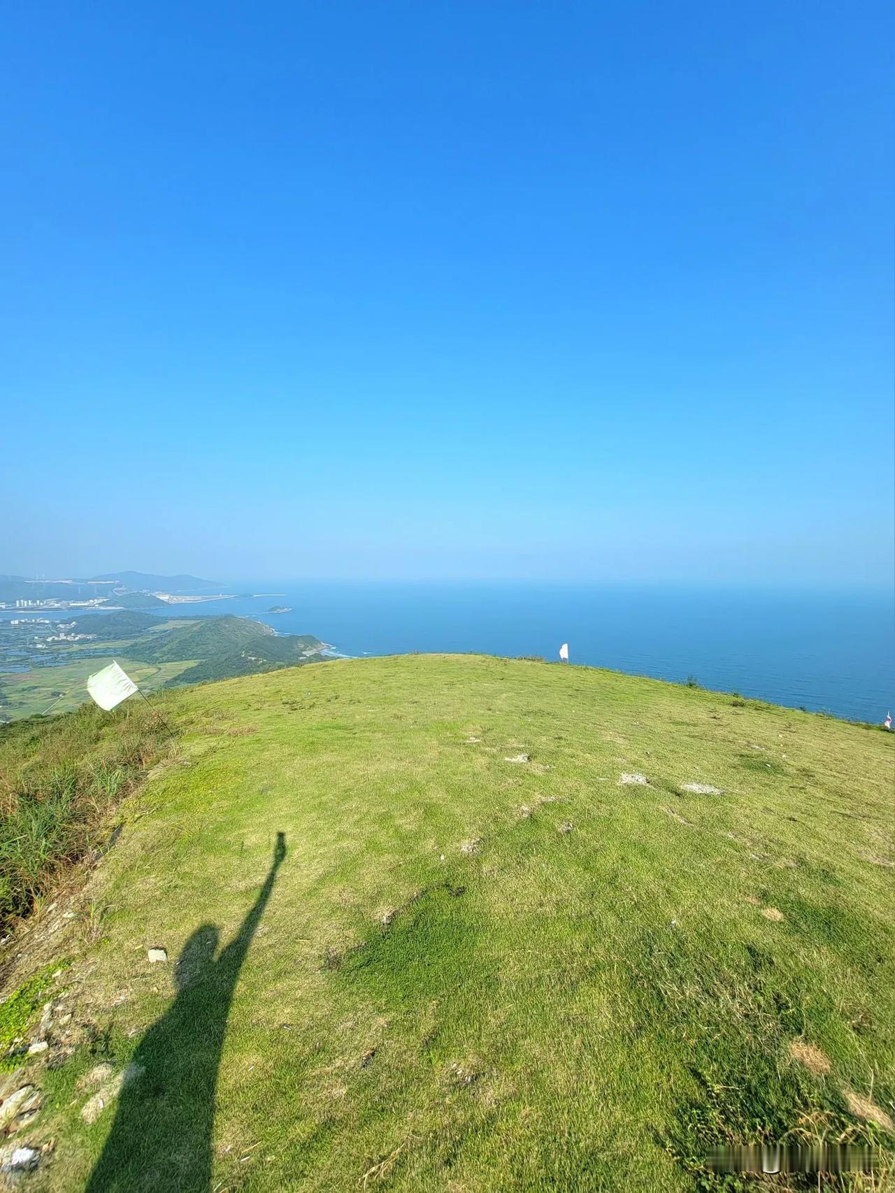 在惠州两年了，一直知道黑排角海岸线高山之巅有这样一个美到窒息的山顶观海草坪，却从