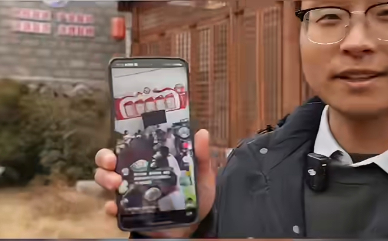 00后村支书整顿乡村年味 这位00后村支书太赞了，他用年轻的创意盘活乡村年味，还