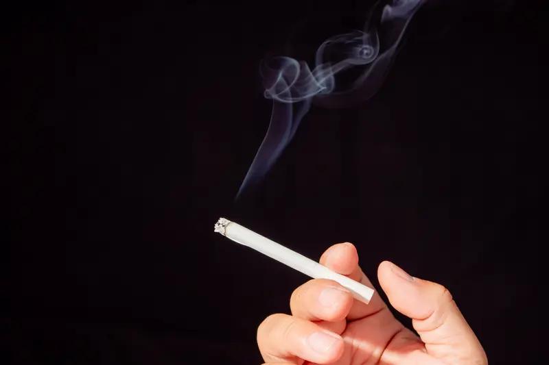 吸烟有害健康，请尽早戒烟。

不吸烟的人会讨厌吸烟的人，吸烟的人不会讨厌吸烟的人