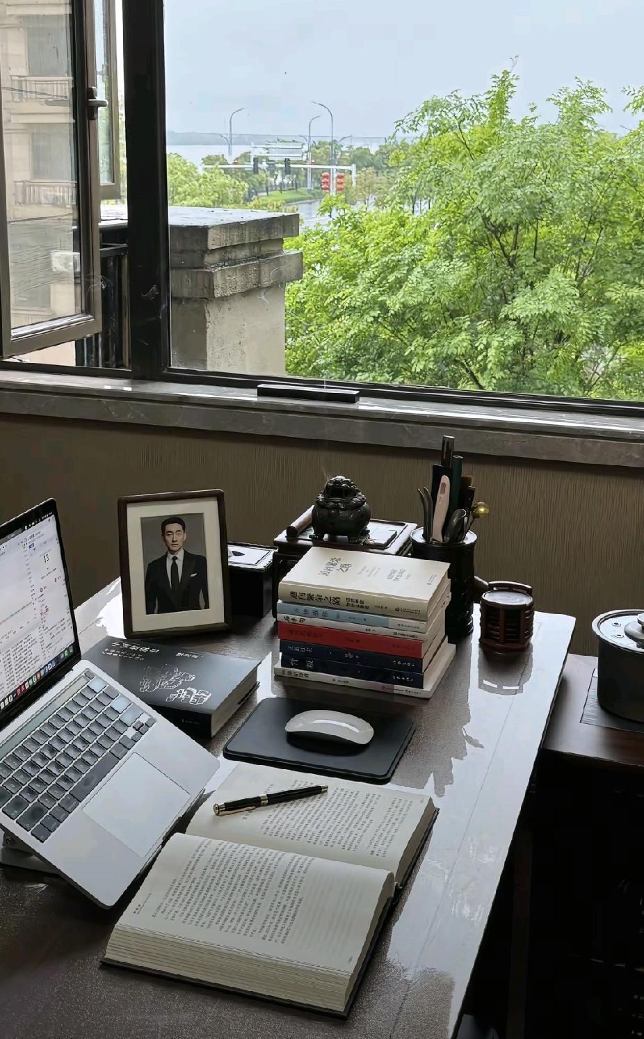 我始终忘不了，高三下学期那个闷热的午后，高考倒计时，全班没有一点紧迫感，语文老师