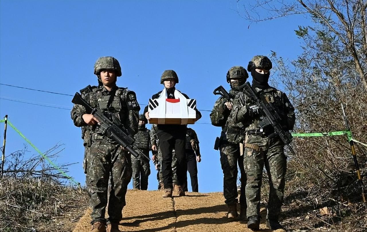 你敢信？一场欧洲战争，正在悄悄改写朝鲜的军事实力。

今年 2 月平壤阅兵，一排