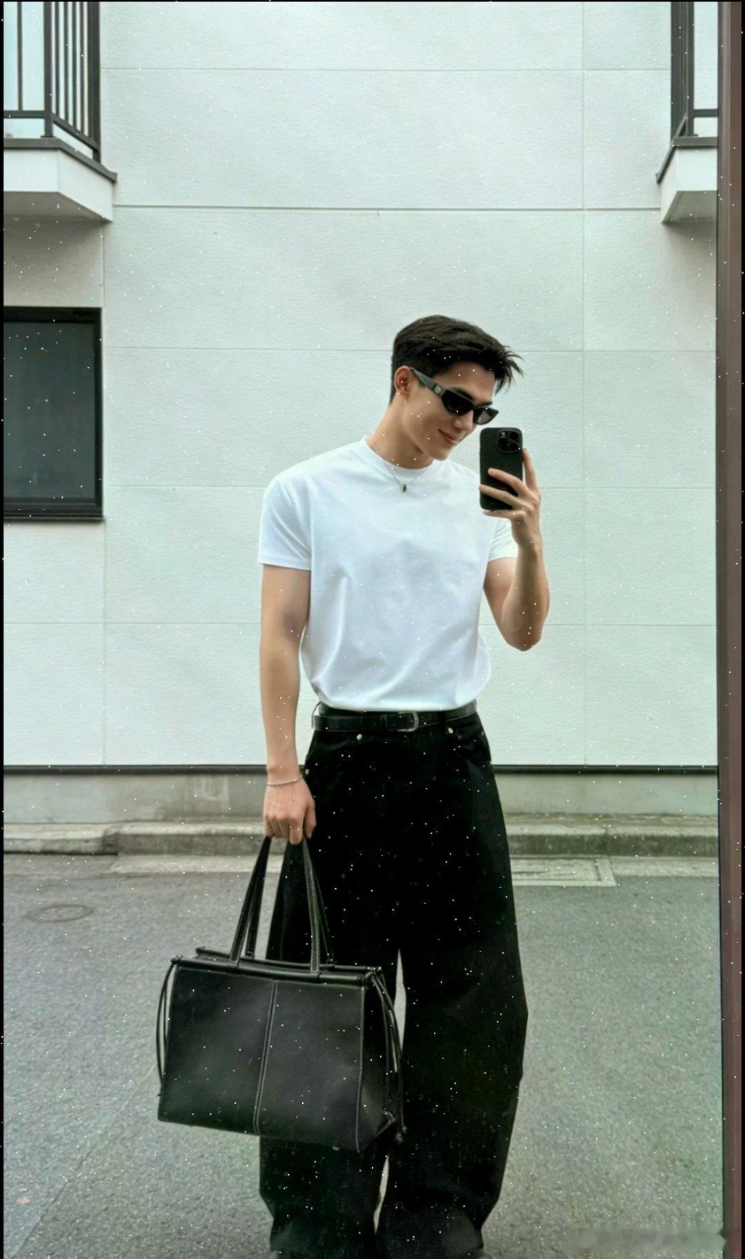 舒服到不想脱的黑白松弛感谁懂啊！白T恤+黑阔腿裤的组合， 贴肤透气不紧绷，挤地铁