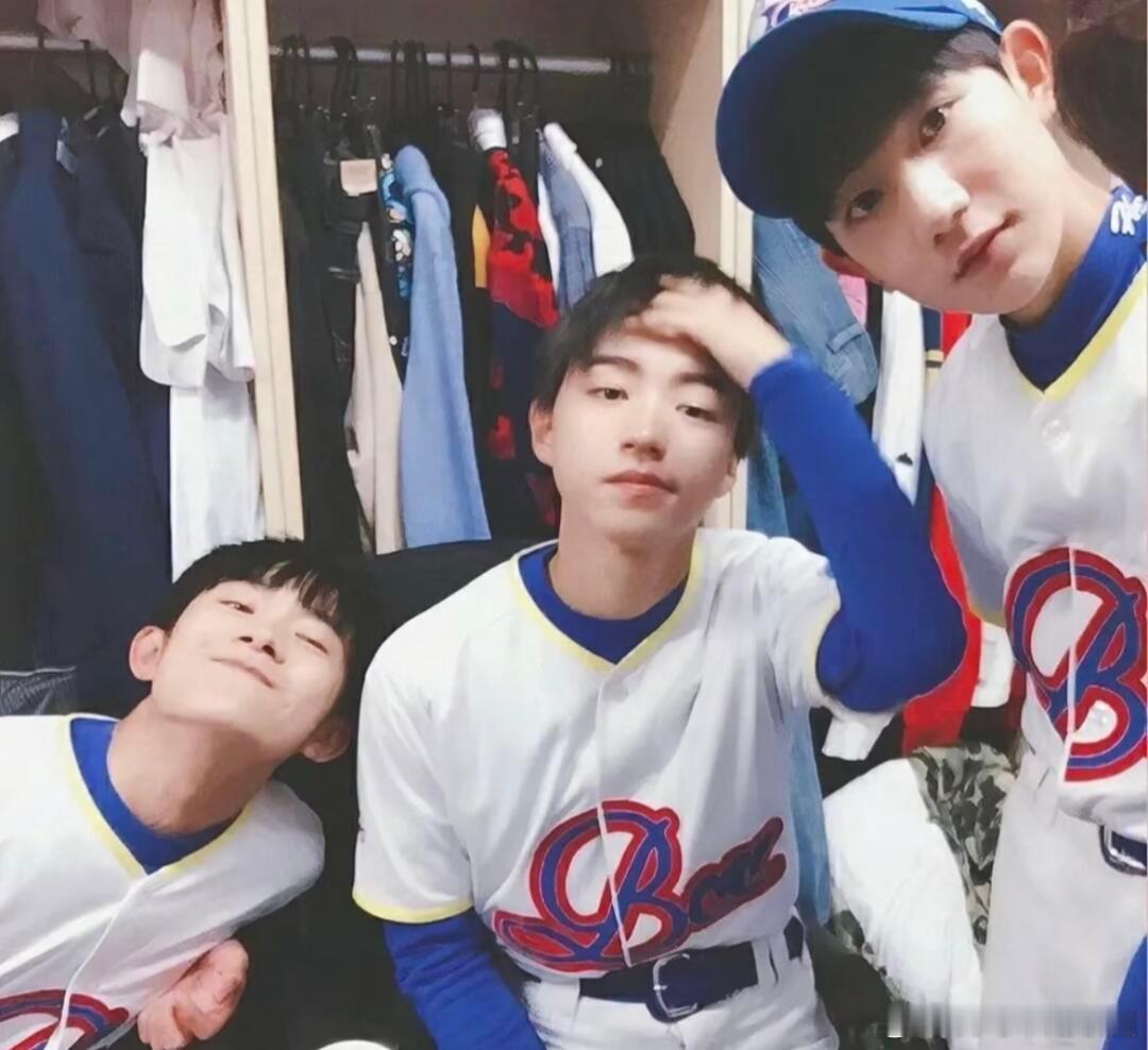 TFBOYS[超话]   TFBOYS考古。如果你没看过这些照片，那么你就out
