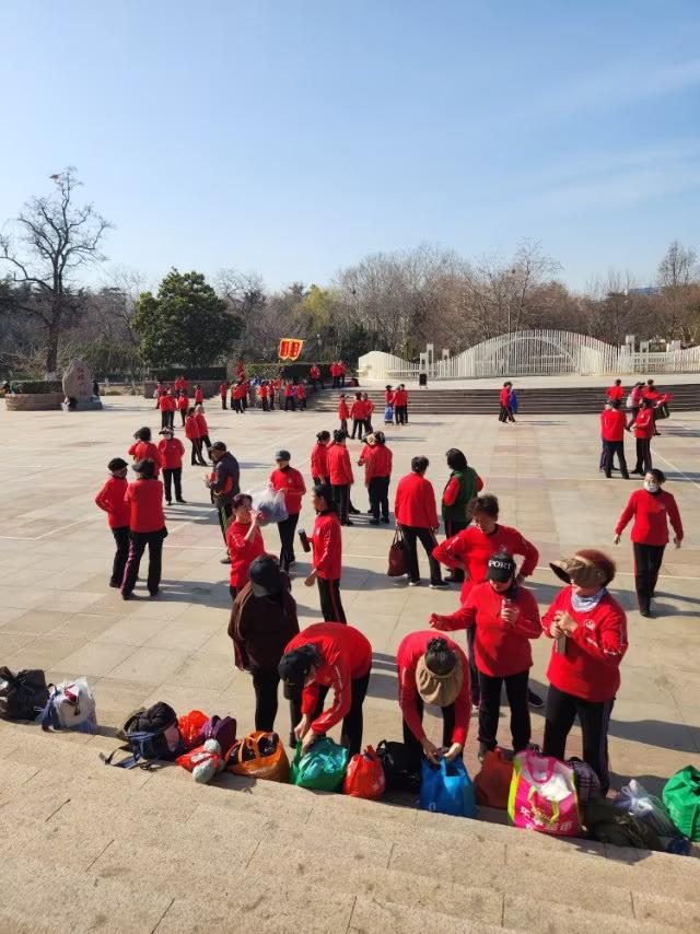 活跃在海泊河公园里的帼国杯艺术团
                      微