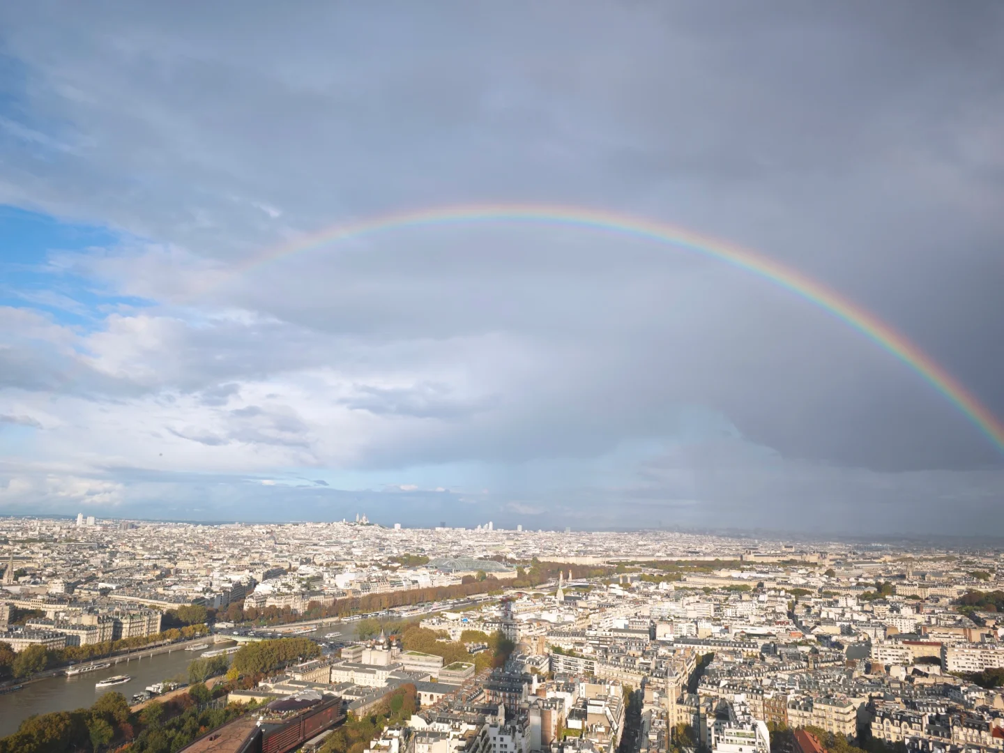 在埃菲尔铁塔偶遇彩虹🌈