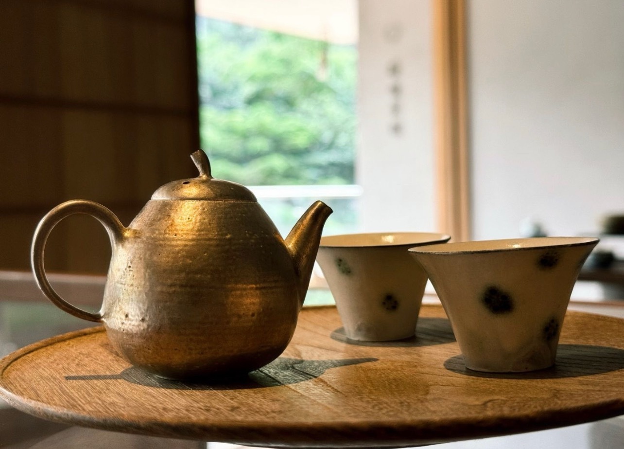 品茶赏器交友  对于爱茶之人来说，春天最重要的一件事，莫过于喝上一杯春茶。喝春茶