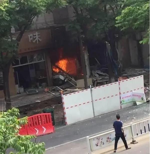 江苏一饭馆爆炸起火，消防迅速响应，全力救援

近日，江苏省内发生了一起令人揪心的