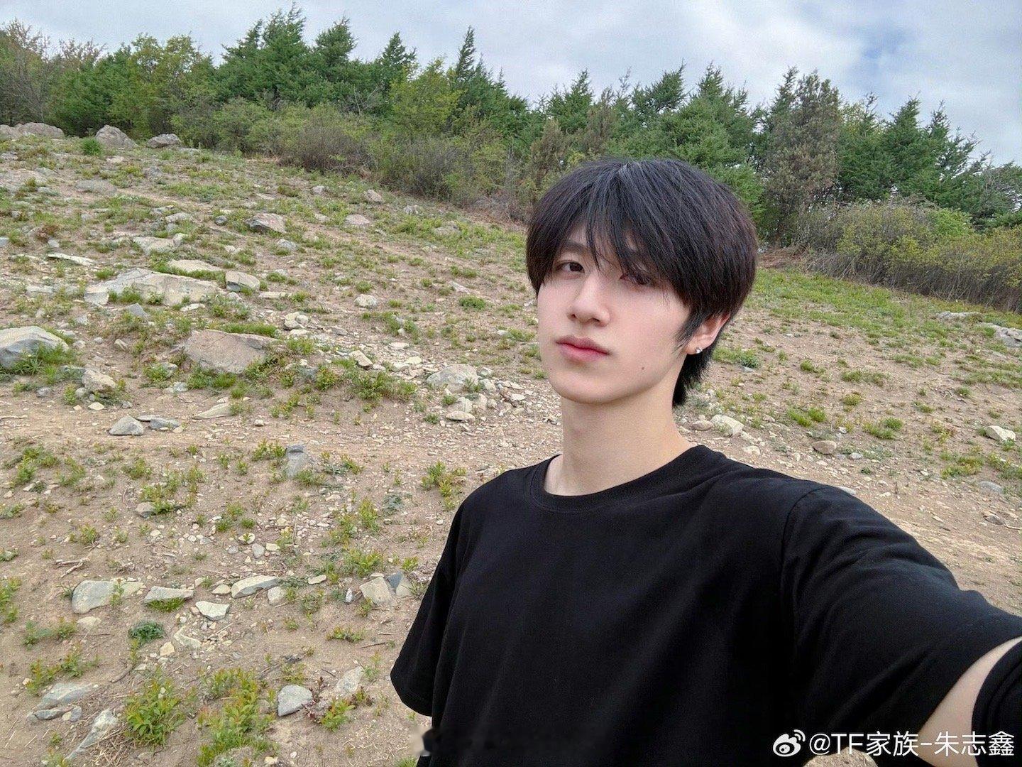 #tf家族三代爬山# TF家族三代最新营业！喜欢谁的营业风格[送花花]朱志鑫 张