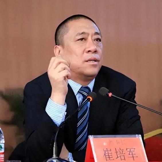 河南长垣，员工结婚嫌亲妈“满脸憔悴”不让出席，老板崔培军得知后当场辞退该员工，随