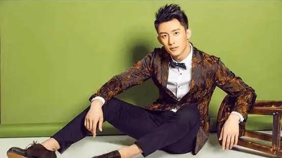 近日，黄景瑜再次出现在上海的街头，骑行的身影从白天一直延续到夜晚，成为路人们意外