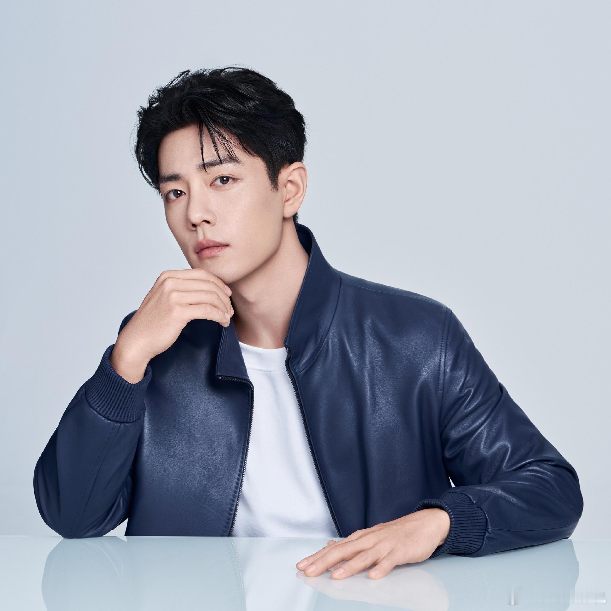 肖战下颚线也有代言了 肖战完美诠释“皮贴骨男神”！下颚线清晰到犯规，这护肤功力也