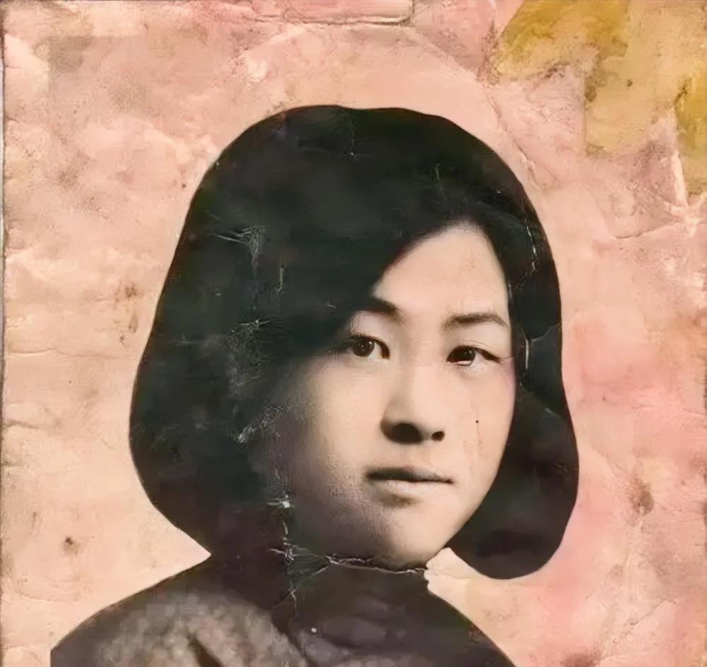 1938年，张宗兰刚下火车，就注意到了有特务在跟着她，她意识到不妙，和嫂子对视了