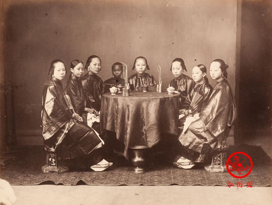 1870年，缤纶照相馆拍摄的女子合影。请注意，她们都没有缠足，穿着晚明时期流行的