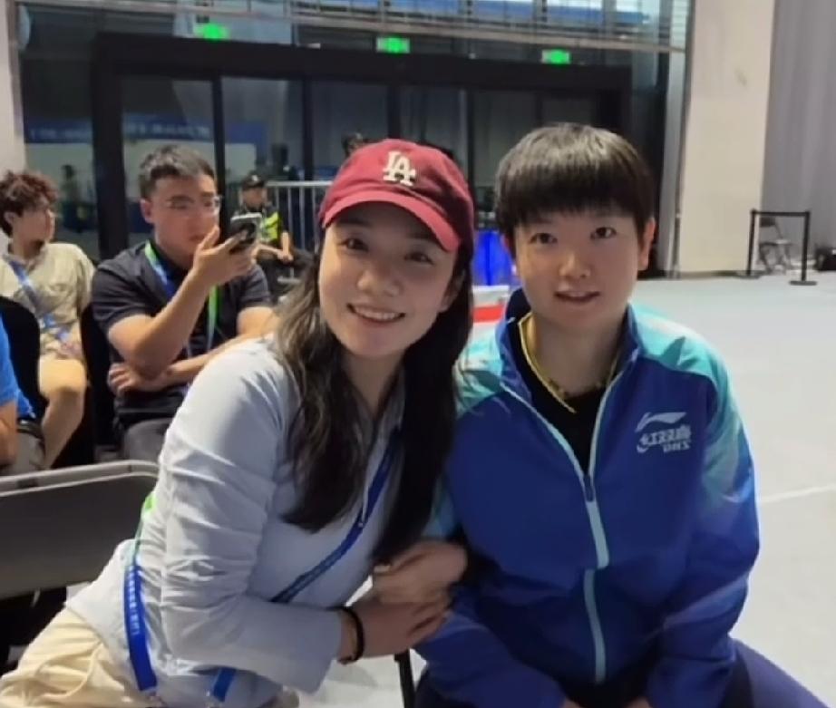莎莎与河北队教练合影。
没想到这么年轻。河北队，最熟悉的应该是杨广地教练，莎莎的