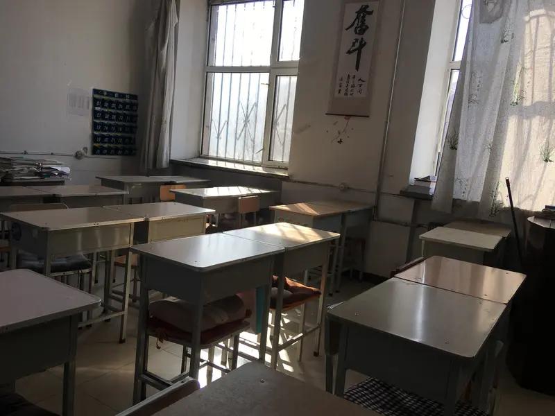我认为不支持！为什么？
因为学校设立重点班的原因就是让想学习的学生拥有更好的环境