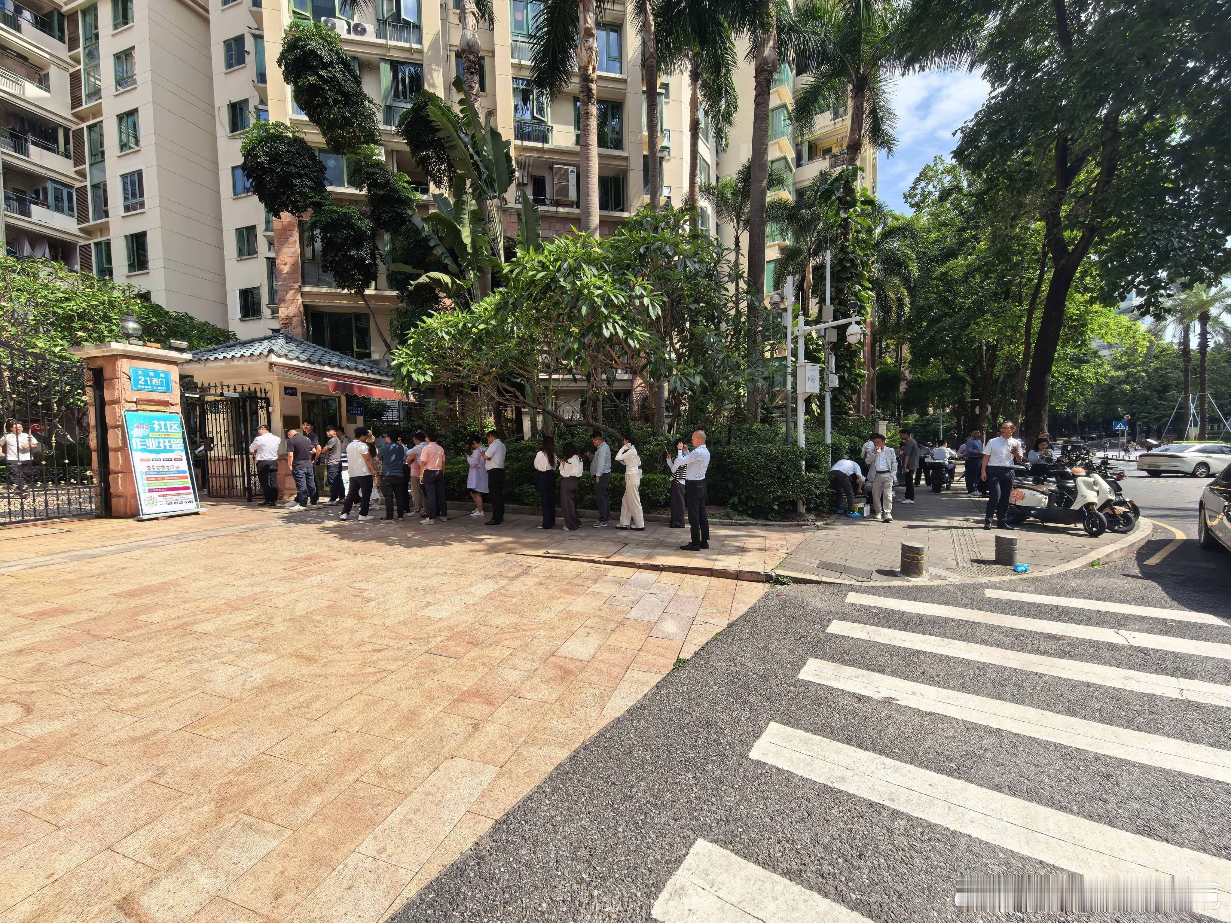 香蜜湖中介排队进小区看房。
