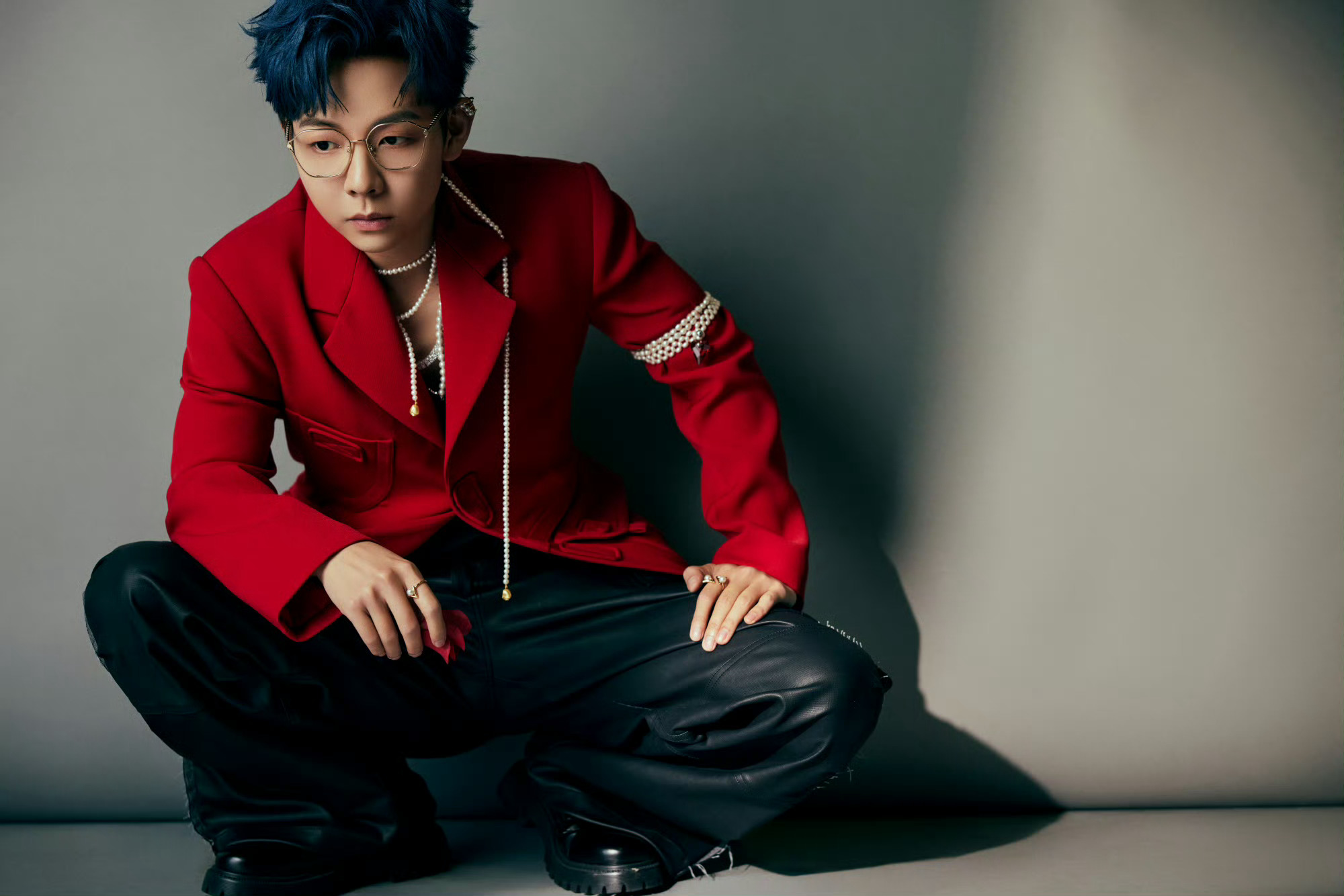 #胡夏珍珠臂环##胡夏的珍珠项链好长# 好适合穿红色！蓝发红西装搭配长长的珍珠项