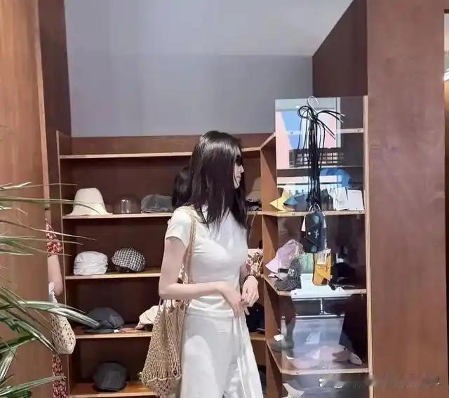 三个保姆跟陈伟霆何穗度假，普通家庭的带娃差距就藏在这细节里 