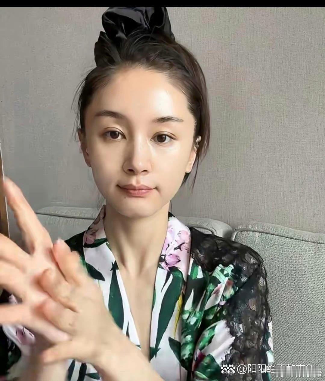 王子文卸妆亮相，自然美丽不遮掩 ​​​