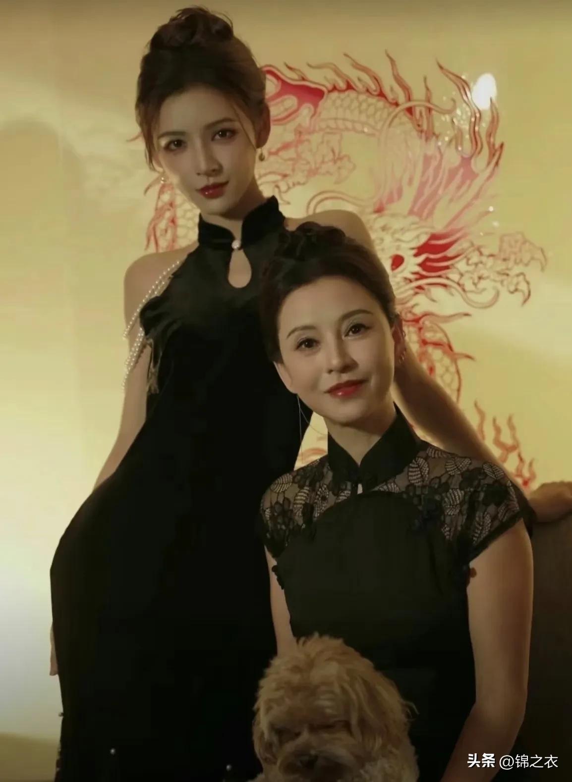 我个人觉得张予曦和弟弟年纪相差那么多，证明她父母并不是传统意义上的重男轻女。
