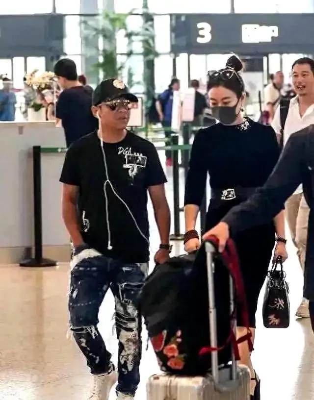 宋小宝一家人走机场。一个又黑又挫，一个又高又白。充分说明了一点，男人只要有实力，