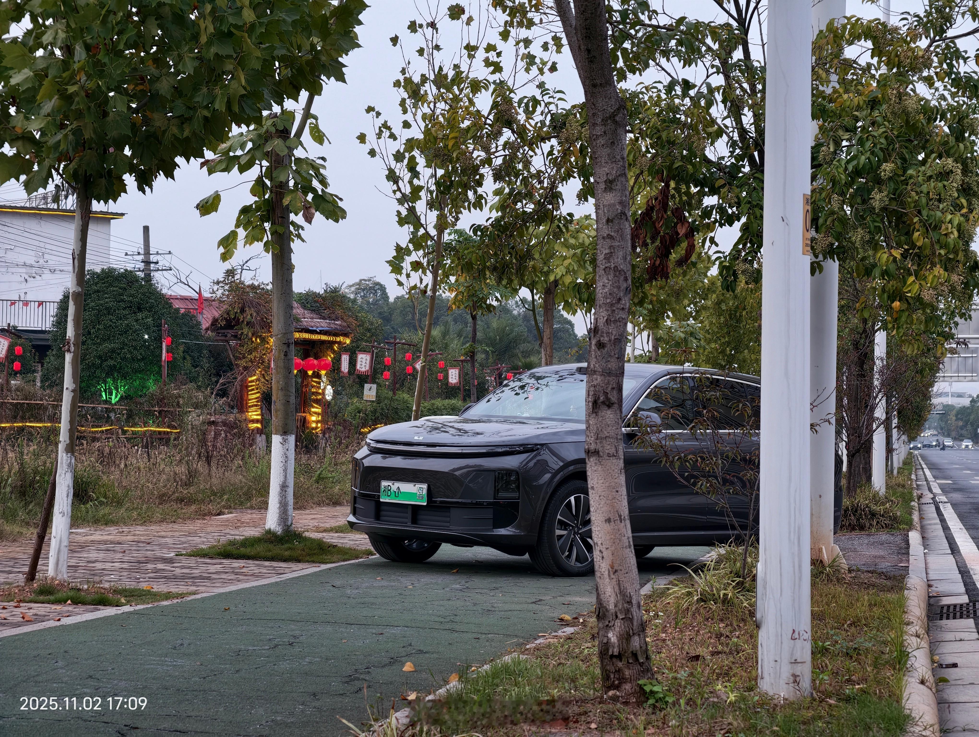 刚刚骑车走非机动车道，看到一汽车直接停非机动车道上，真没有公德心 ​​​