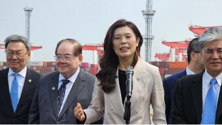 中国国民党主席郑丽文发表声明，
 
4月9日上午，郑丽文在参访上海洋山港结束后发