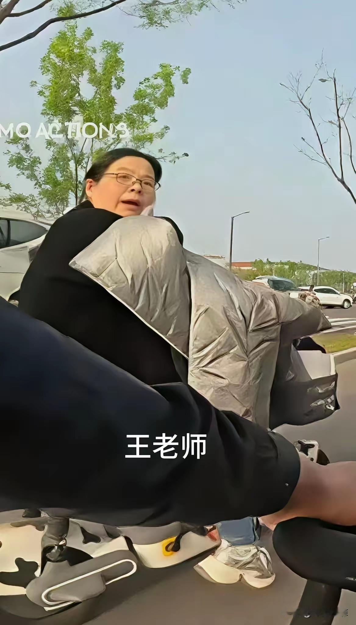 破防了，北京，一男子骑车偶遇小学班主任，没想到，7年过去，班主任还是一眼就认出了