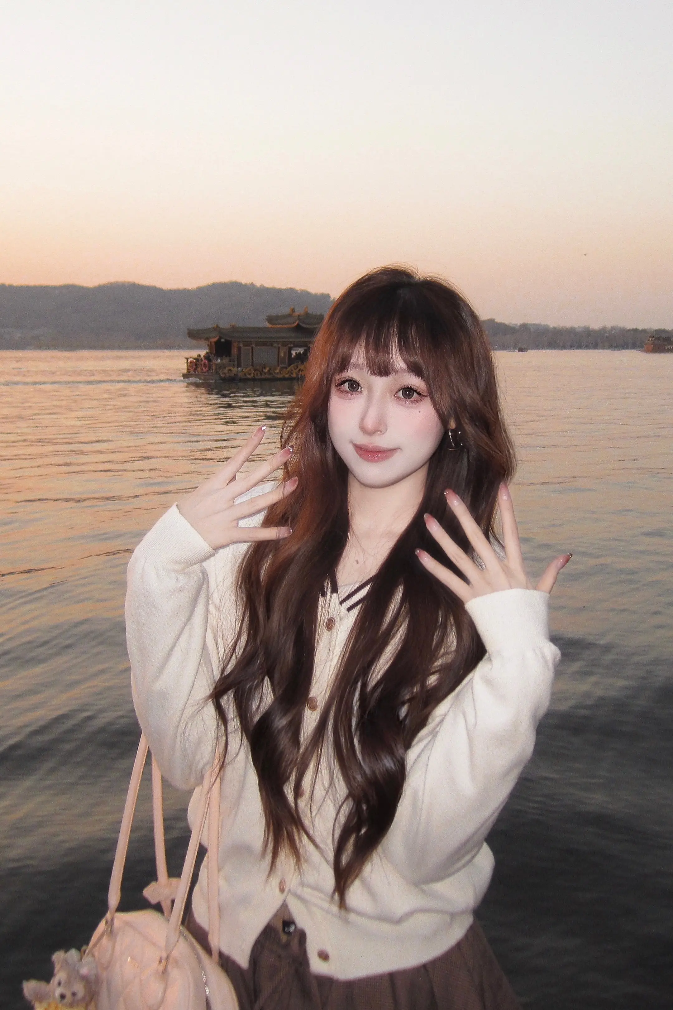 你眼睛的面积一定小于湖 你也很少哭 为什么坐在你面前就像站在湖边 细细...