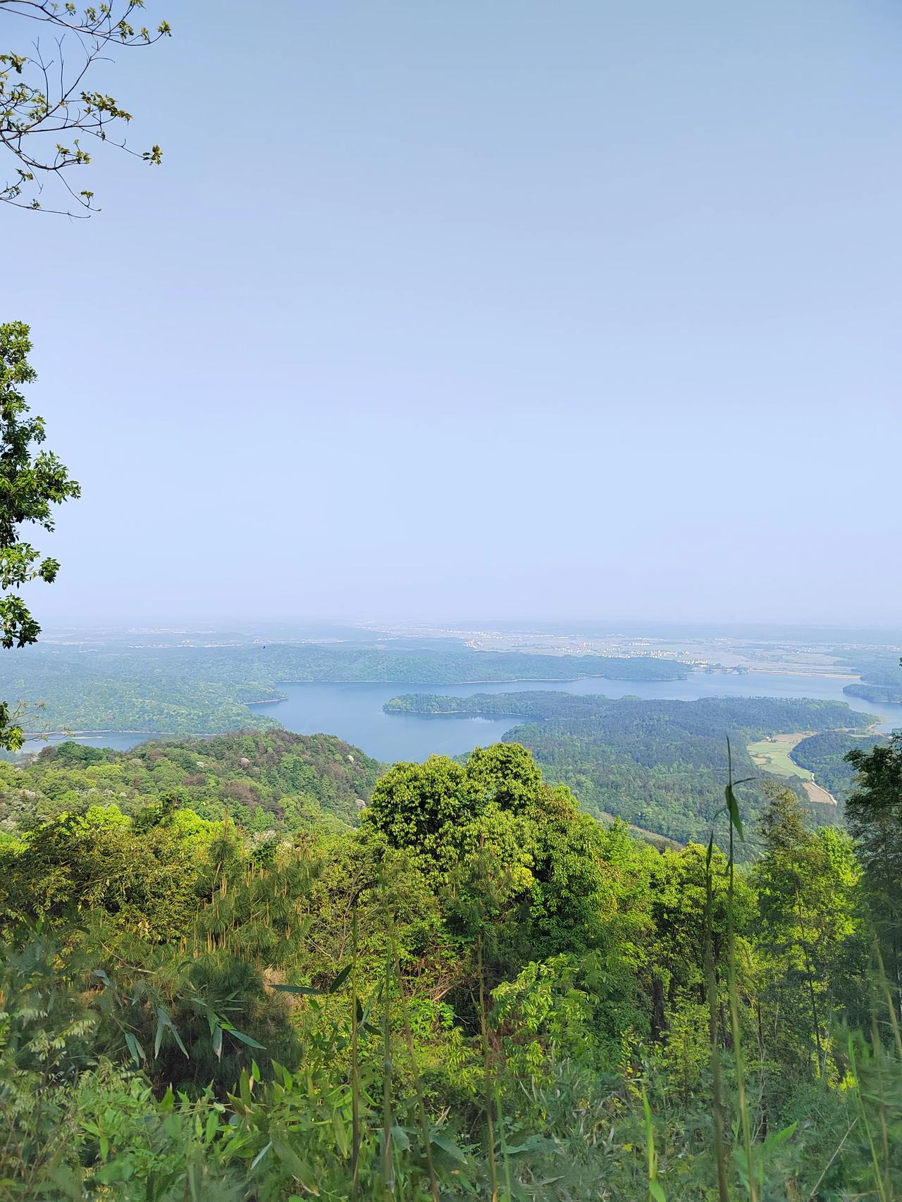 登顶安义圣水堂国家森林公园，眺望九江永修云山水库

四月份以来已经两次登顶外县之