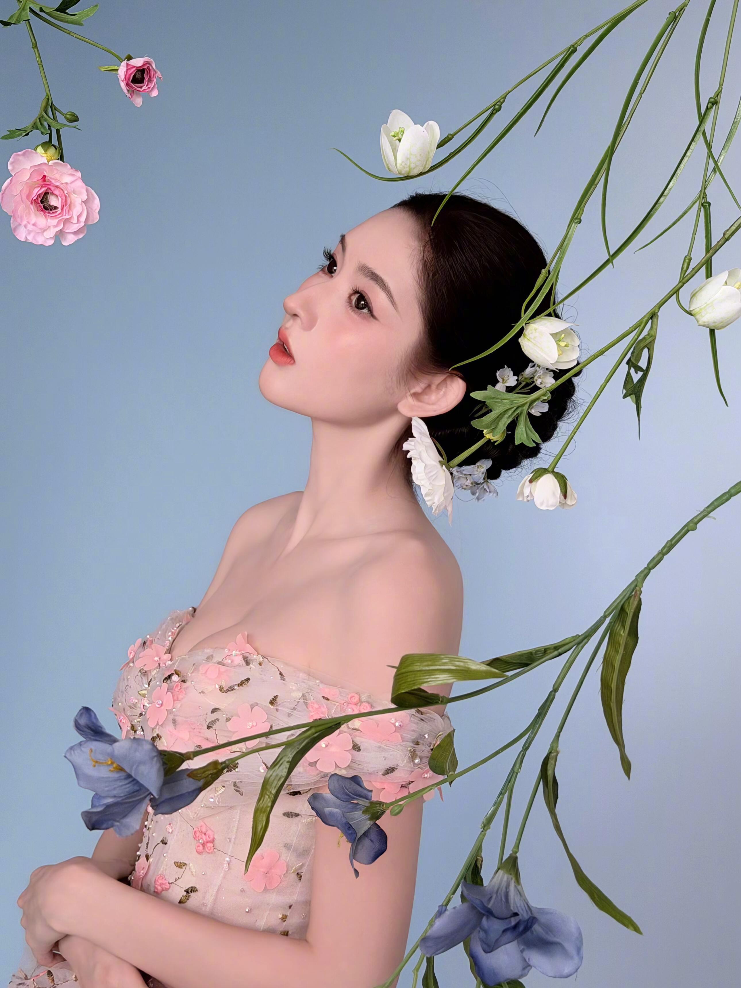 #咪咕星鲜事##王玉雯一字肩花朵长裙#绝美一字肩尽显精致肩颈，王姐身材超能打！搭