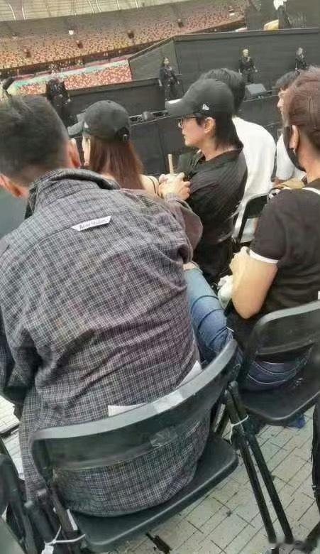 何炅戚薇李承铉去了张杰演唱会 能不能合唱一下[开学季] #何炅戚薇李承铉去了张杰