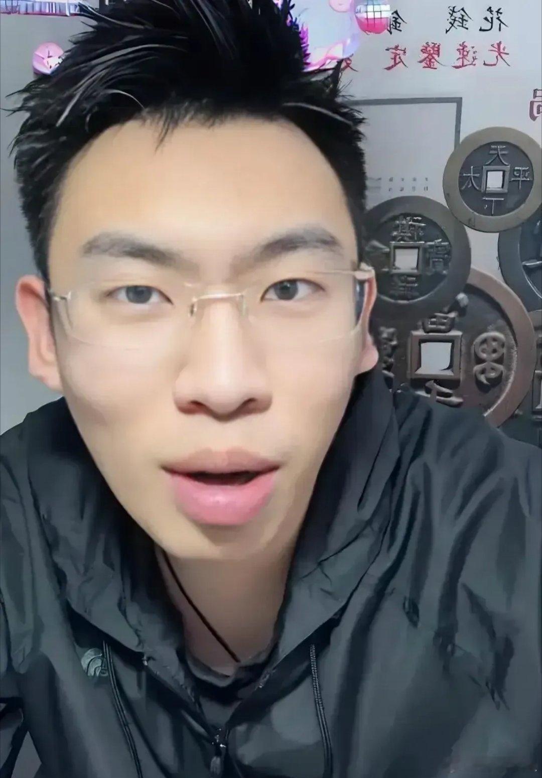 #听泉鉴宝喊话别再神话我了#咱看鉴宝人得有个度，别把他们当成神仙下凡。这样鉴宝界